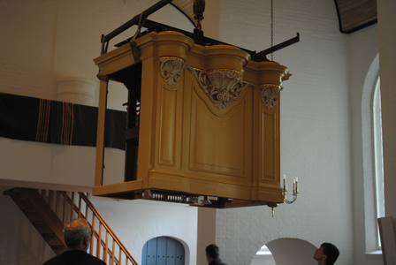 849291 Afbeelding van optakelen van de orgelkast tijdens het terugplaatsen van het gerestaureerde Bätzorgel van de ...